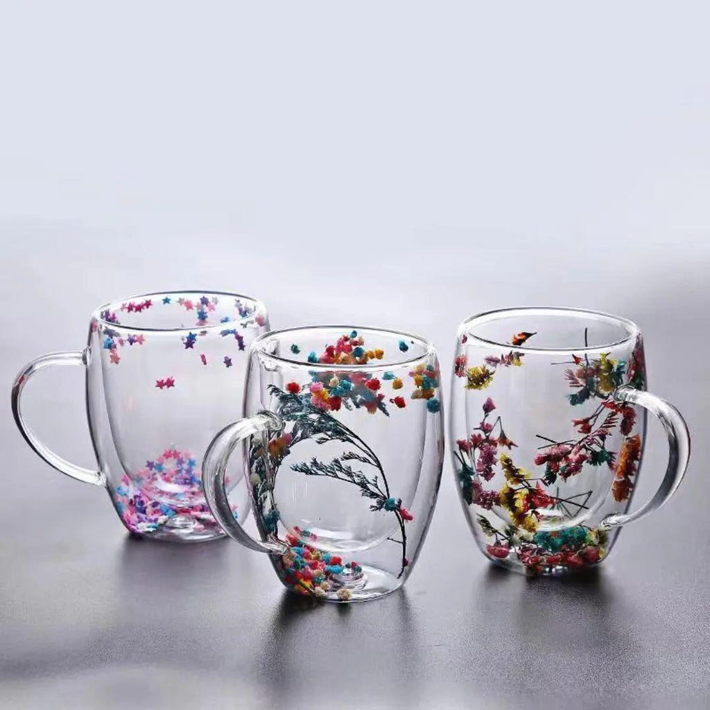 Apportez une touche bohème-chic à votre table avec ces tasses à décor floral ! Leur verre borosilicate résistant et leur double paroi isolante préservent la fraîcheur de vos boissons, tandis que leur design raffiné séduira les amateurs de déco. Lavables au lave-vaisselle, elles simplifient votre routine sans compromis.